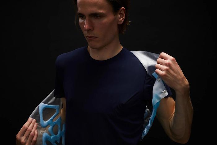 Учёные разработали уникальный жилет. Он поможет спортсменам, туристам и детям