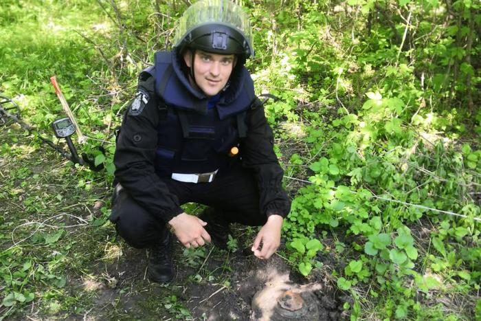 Пиротехник МЧС Алексей Моисеенко три месяца разминировал территорию ЛНР. Командировка едва не стоила ему жизни