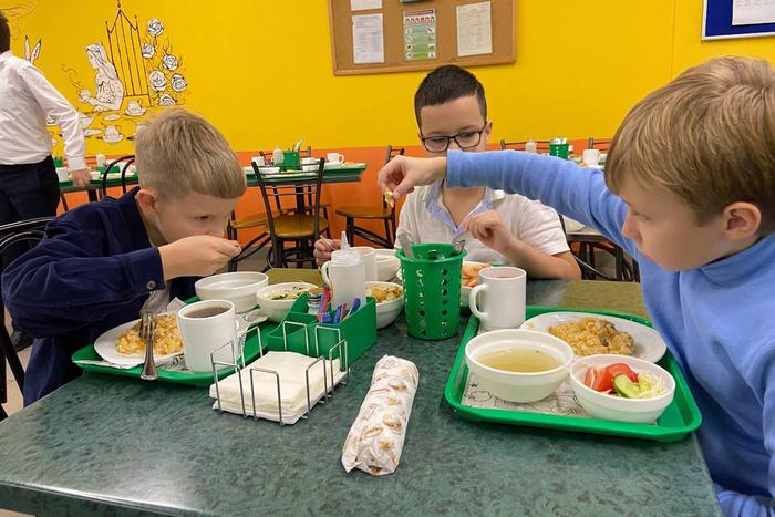 Наггетсы, пицца, оладьи... Репортёр Metro объел столичных школьников