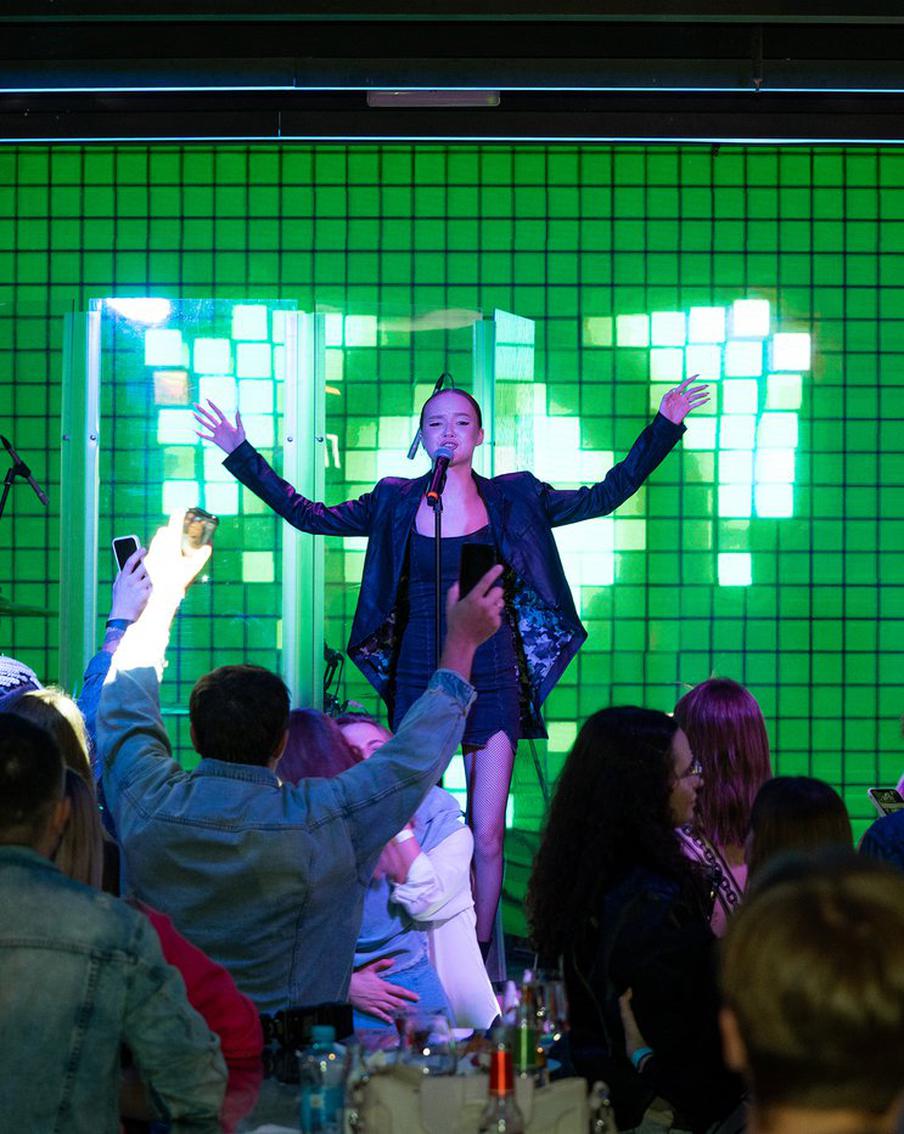 Блогеры Insight People погрузились в атмосферу киберпанка 80-х годов