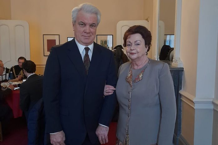 В сериале "Корона" Елизавета II добралась до России. Узнали у исполнительницы роли Наины Ельциной, что творится за кулисами сериала