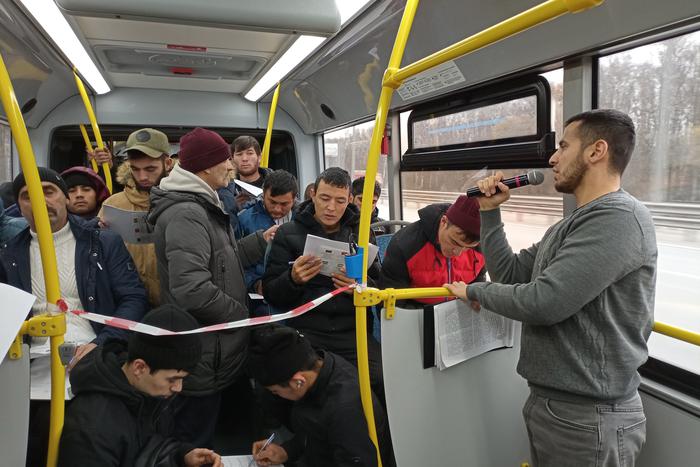 Для трудовых мигрантов зачитали лекцию в автобусе