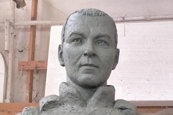 Памятник участникам спецоперации на Украине делают по фотографиям погибшего бойца Романа