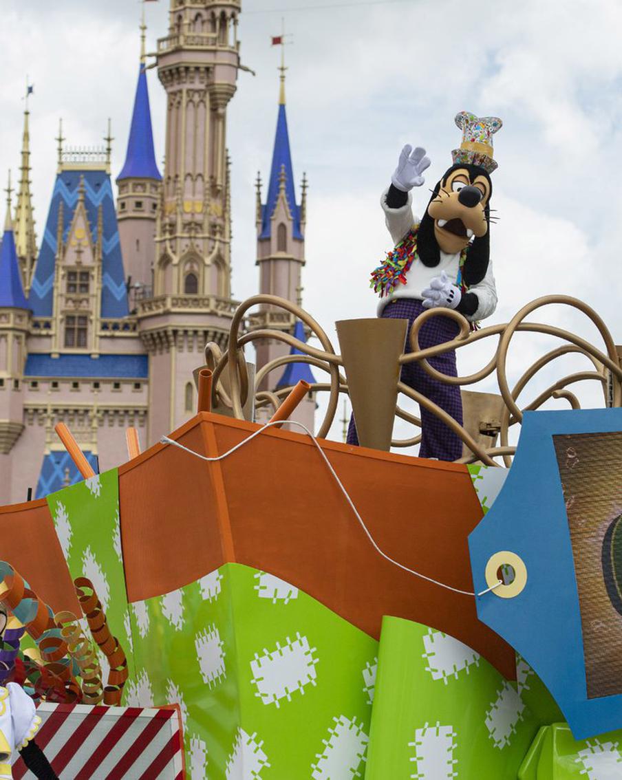 Всемирно известный парк развлечений повышает цены. Увидеть замок Золушки теперь не всем по карману