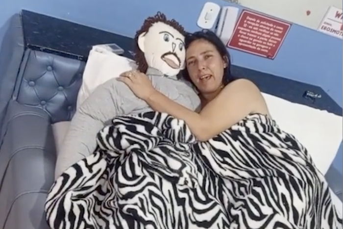 Тряпка-тряпкой, а изменяет: бразильянка поссорилась с мужем-куклой