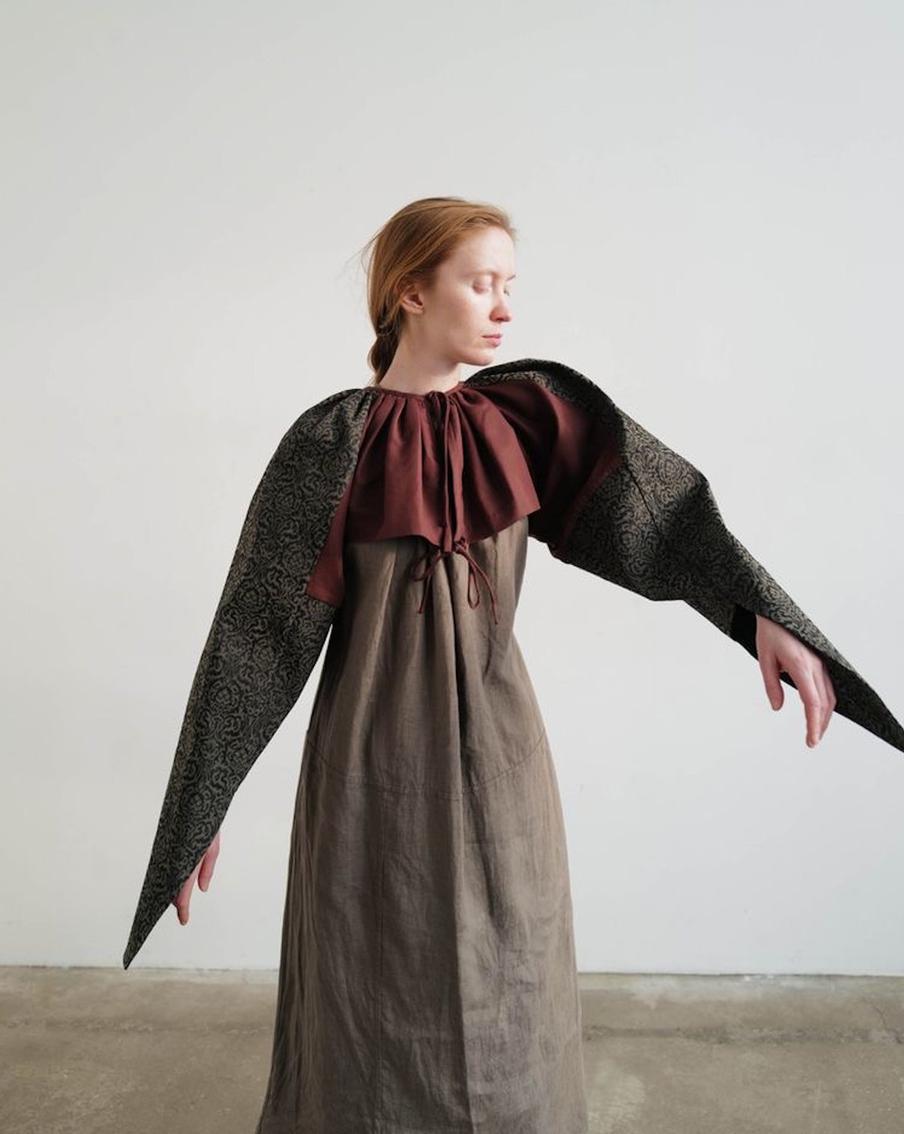 Стильная девушка-птица напоминает о сюжетах русских сказок.