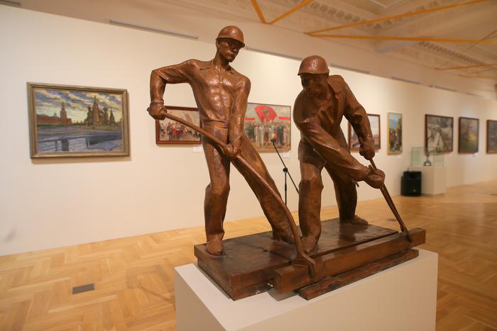 Художники писали о Советском Союзе в разных стилях, но как будто всегда пытались сказать одно и то же