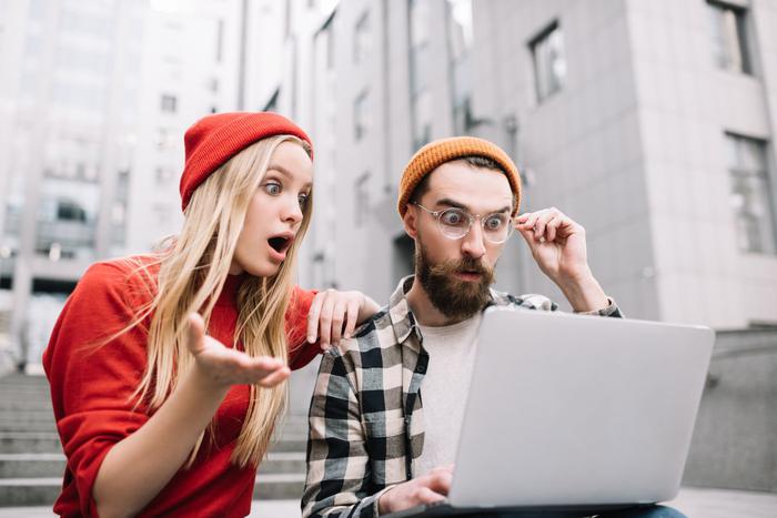 Как действительно сэкономить в "чёрную пятницу": где купить айфон, бьюти-гаджеты и модные вещи со скидками