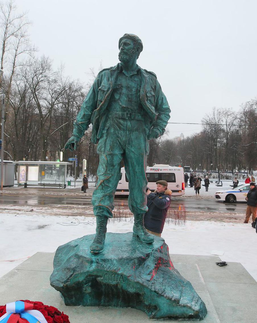 Бронзовый Фидель Кастро навечно прописался в Москве. Metro вспомнило самые яркие визиты Команданте в Первопрестольную