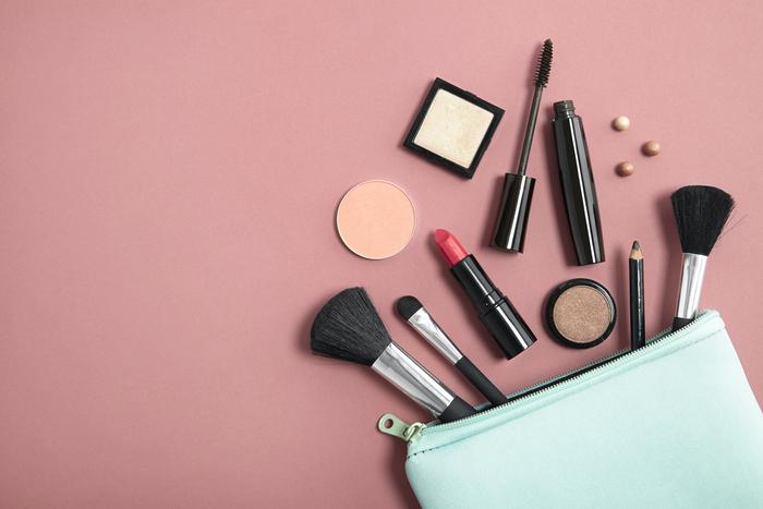 По минимуму, но функционально: какую косметику взять с собой в отпуск