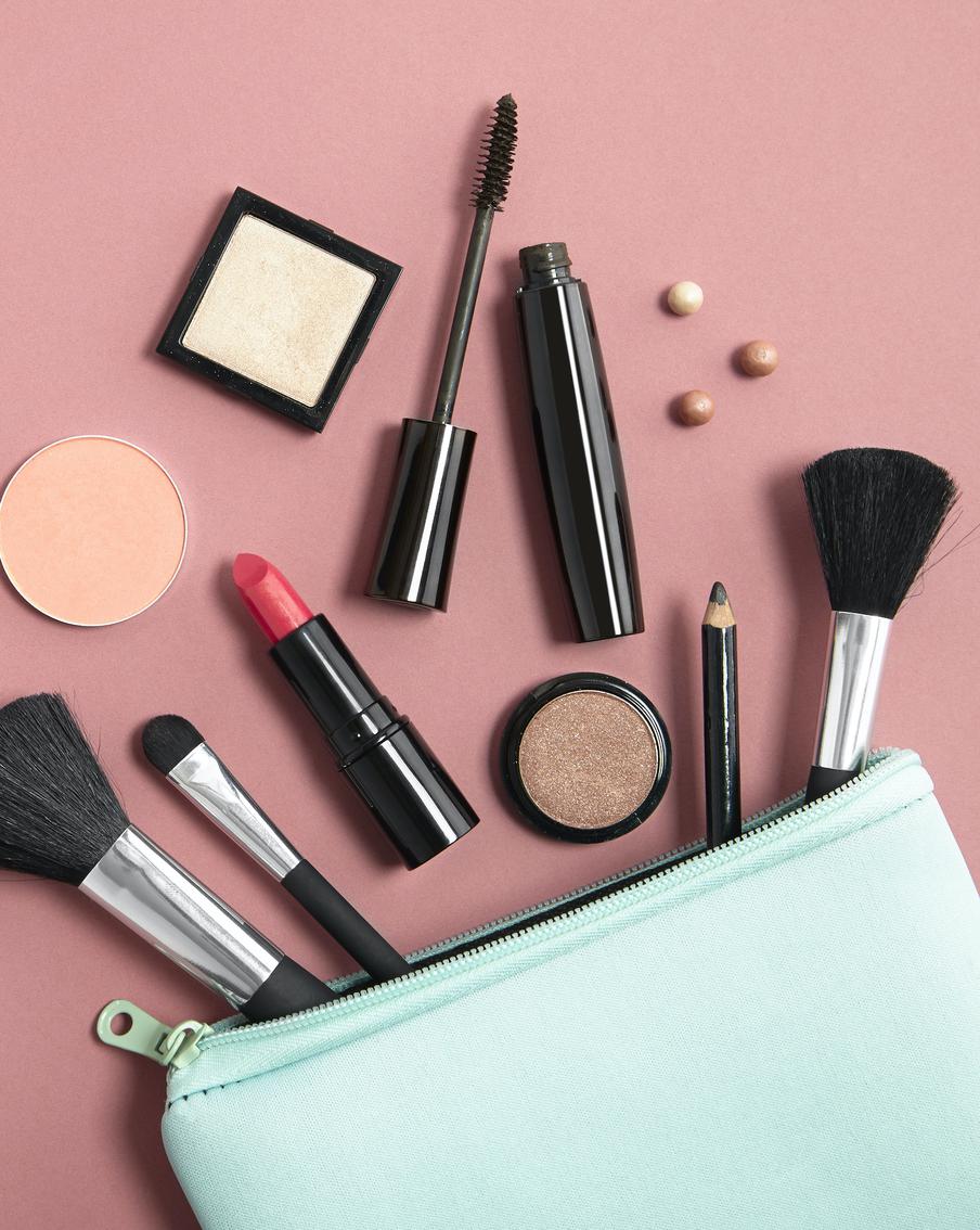 По минимуму, но функционально: какую косметику взять с собой в отпуск