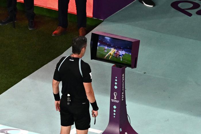 Футбол вдруг стал дольше обычного: вместе с экспертом разбираемся в причинах