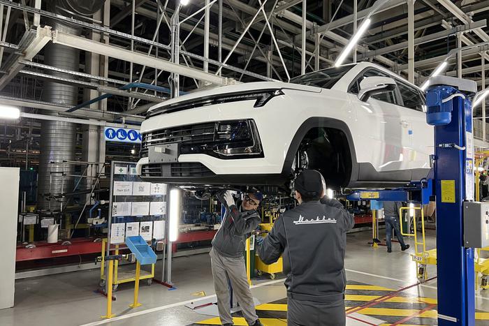 Репортёру Metro удалось одной из первых забраться в салон "Москвича-3" и оценить новую машину