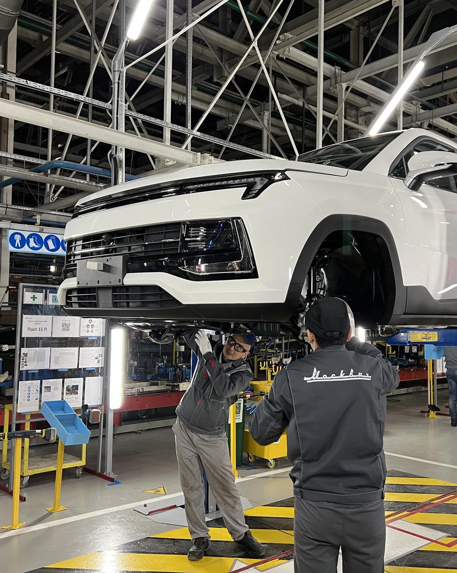 Репортёру Metro удалось одной из первых забраться в салон "Москвича-3" и оценить новую машину