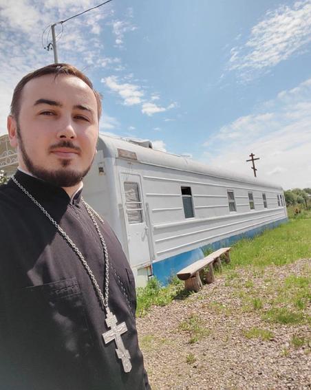 Священник Алексей Ларин стал настоятелем необычного храма-вагона в Ярославле