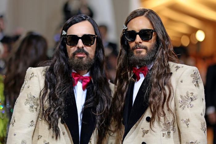 Двухголовый Джаред Лето, смирительная рубашка и толпа близнецов: самые яркие моменты эпохи Алессандро Микеле в Gucci