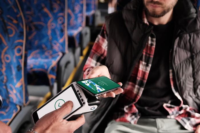 Смартфон поможет вам сэкономить: как позабыть о множестве карточек и получить выгоду за поездки на метро, автобусах и электричках