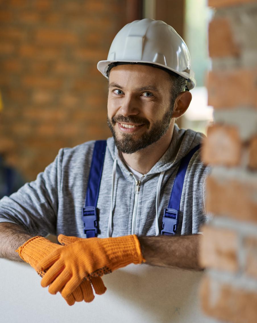 Дорогая стройка, прибыльный склад, отличный оклад: каким профессиям и в каких отраслях сильнее всего повышают зарплаты