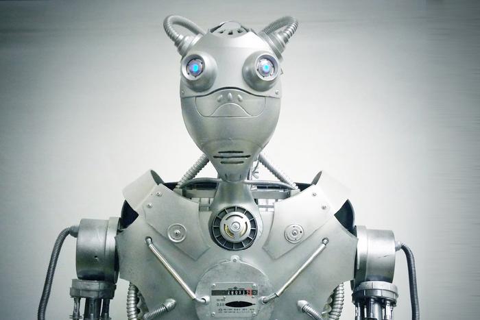 Вместо головы – чайник, а на груди – электросчётчик: москвич делает скульптуры буквально из всего