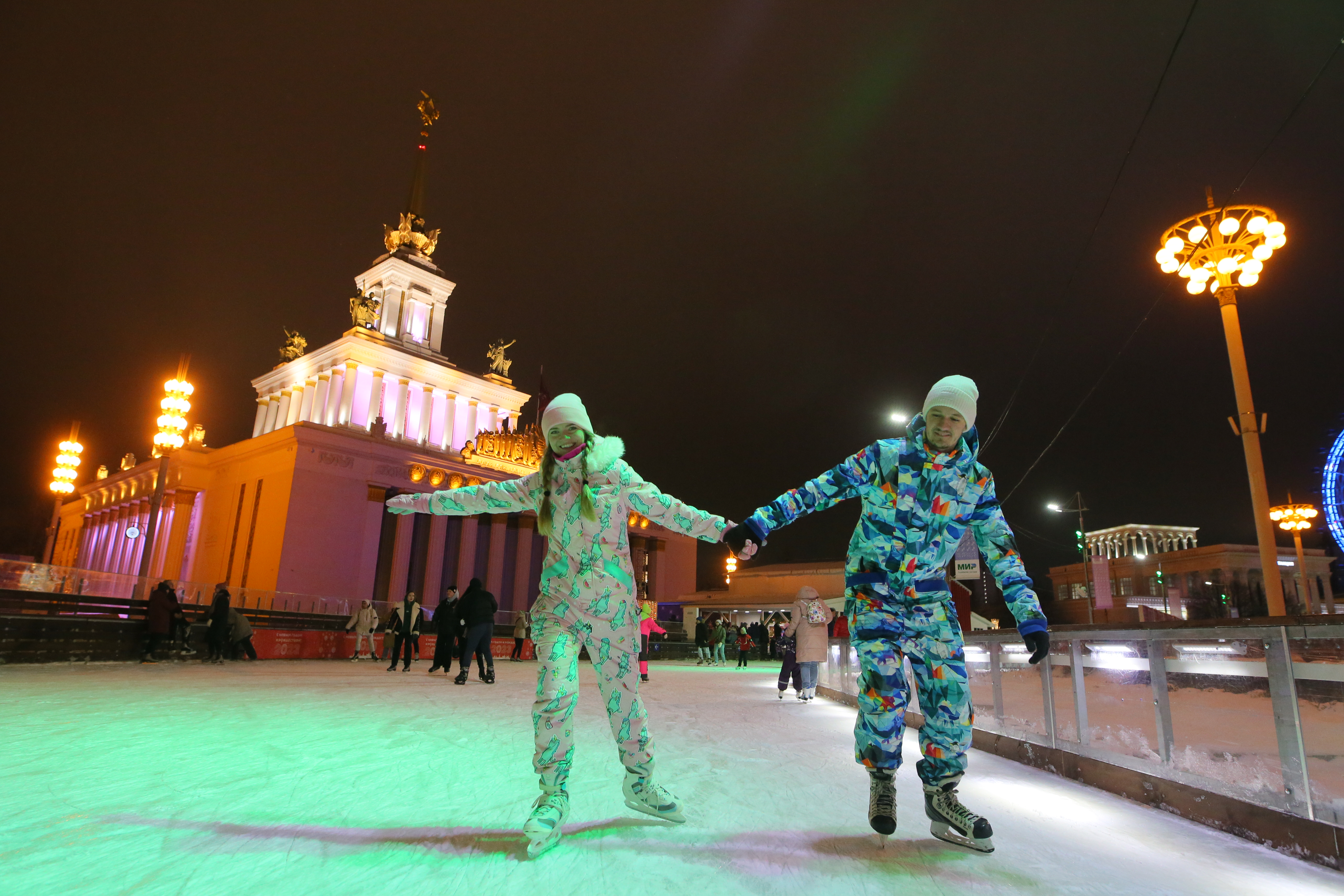 Самый большой каток России и Европы открылся на ВДНХ: восьмой сезон  стартовал красиво