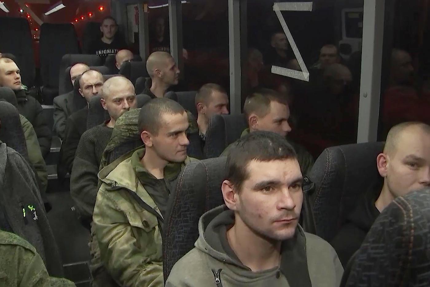 Российские военнослужащие, находившиеся в украинском плену, возвращаются на родину.