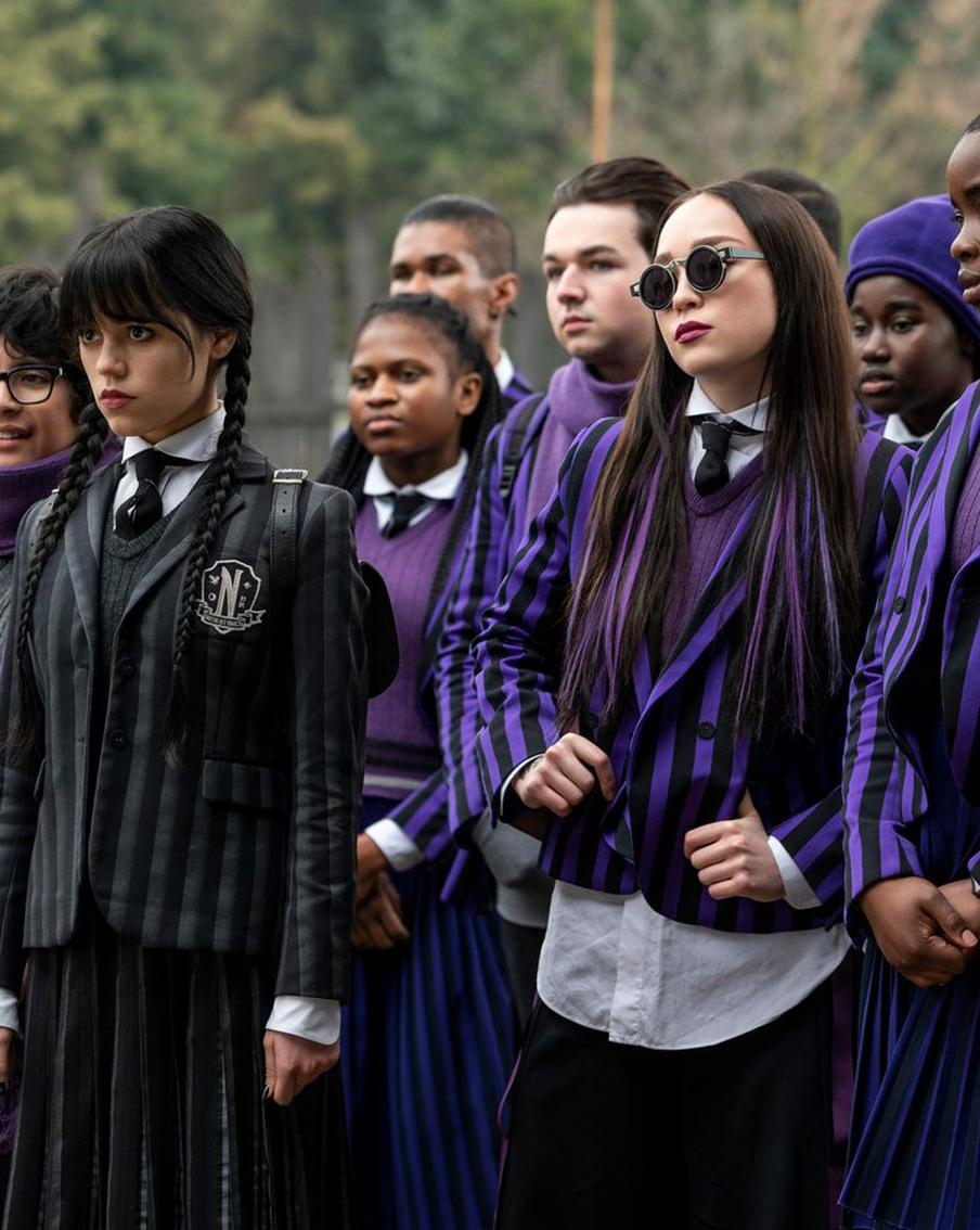 Тим Бёртон заставит полюбить семейку Аддамс. В Сети появился сериал "Уэнсдей" про культовое семейство с убийственными привычками