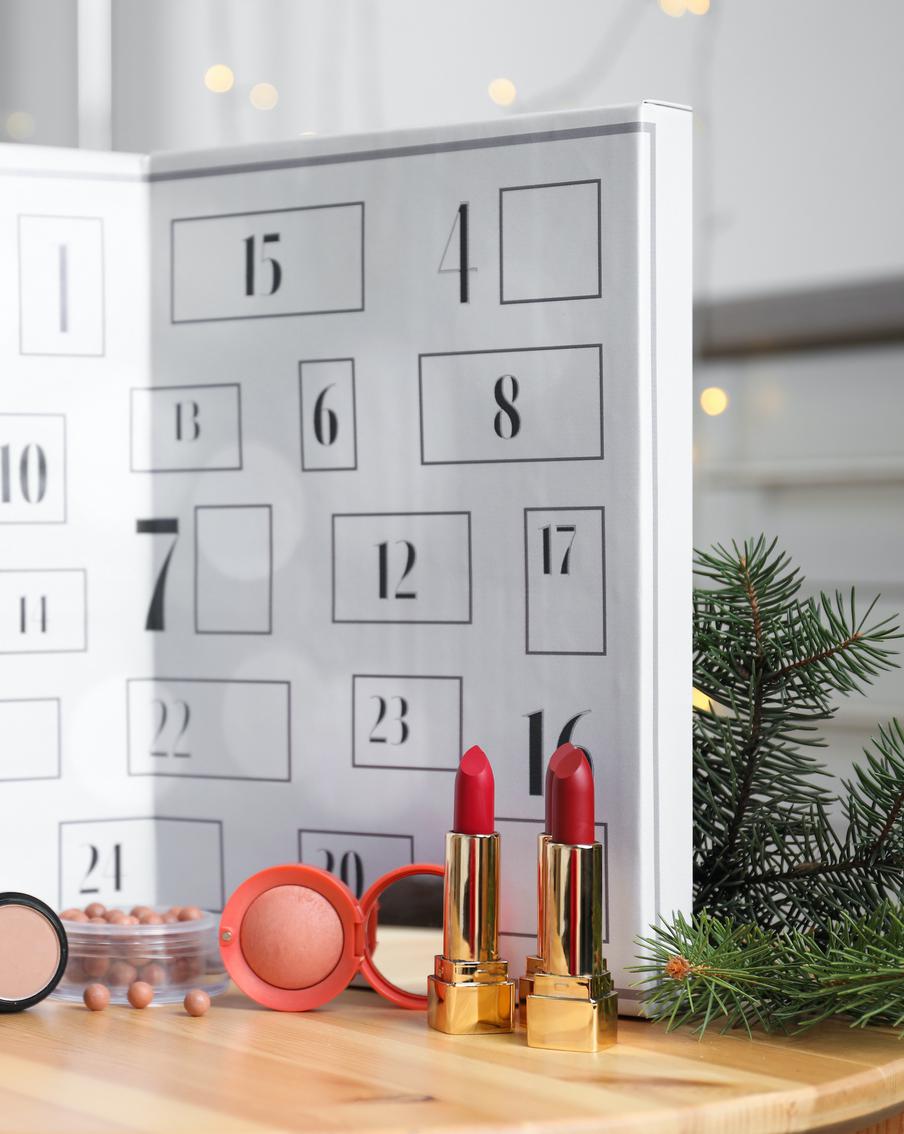 9 косметических адвент-календарей, которые подготовят вас к встрече Нового года