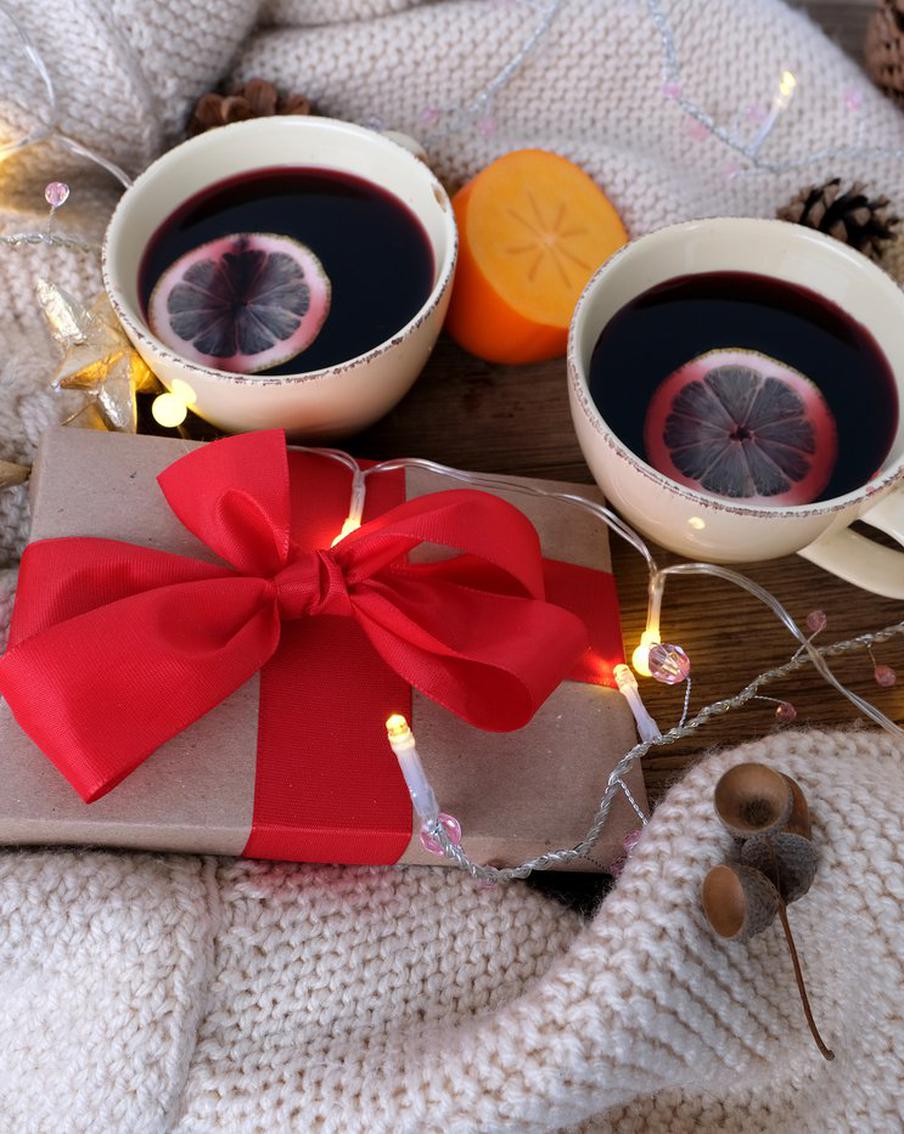 Купить свитер с оленями, объесться хурмой и не только... Metro составило обязательный список дел для читателей на декабрь