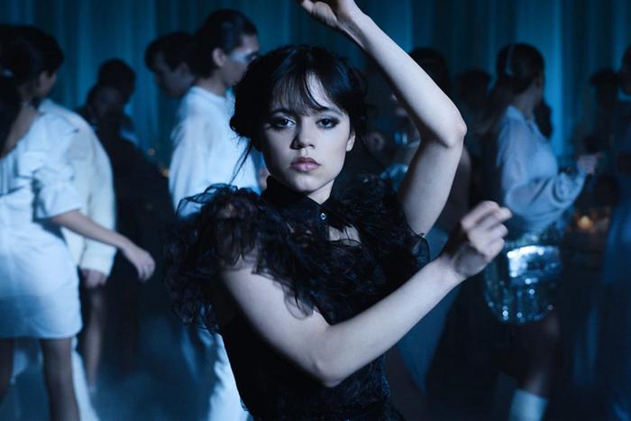 Кто круче танцует: Уэнсдэй из сериала про семейку Аддамс или пышногрудая девушка из "Афони"