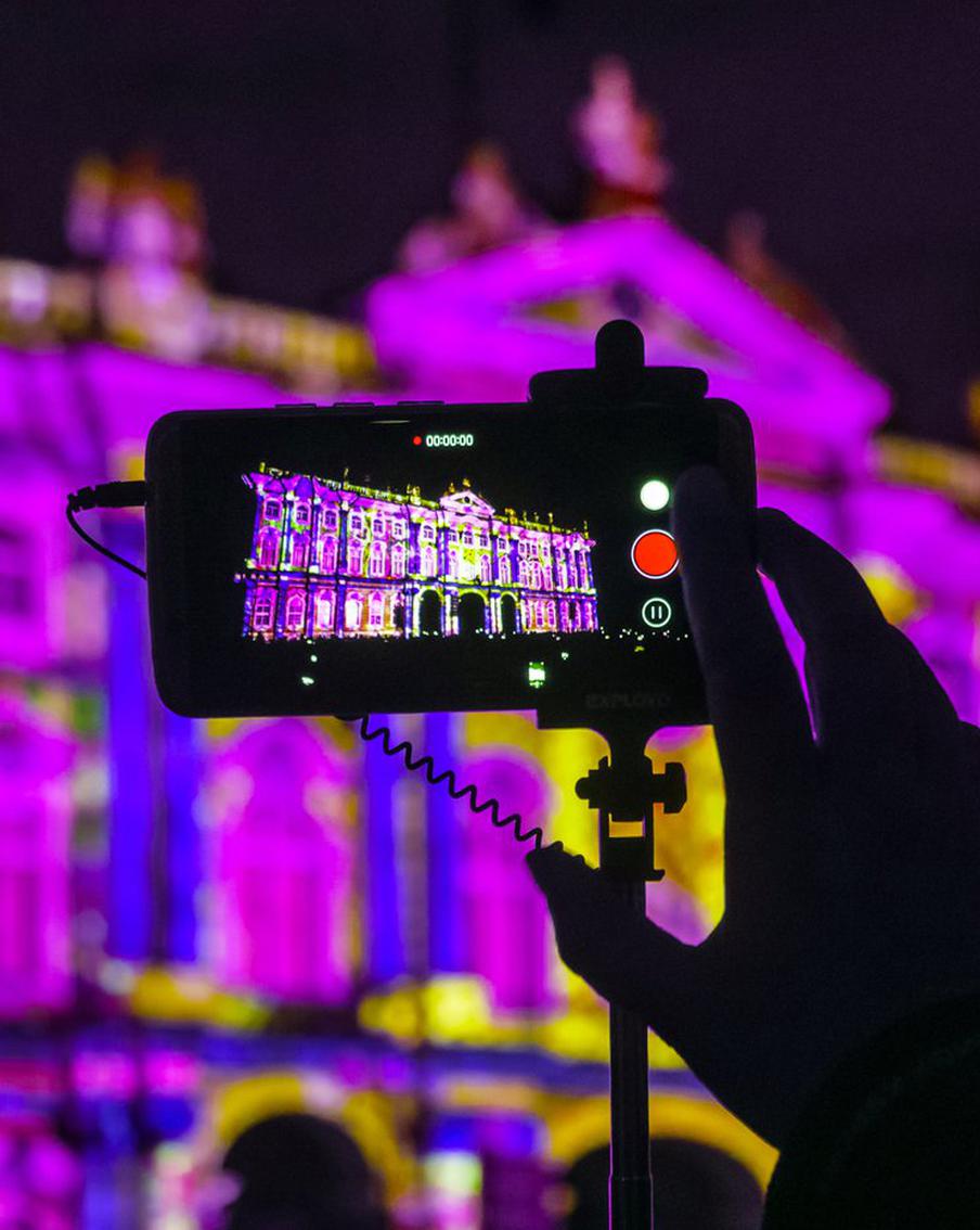 Tele2 организует прямую трансляцию видеомэппинга с главной площади Петербурга