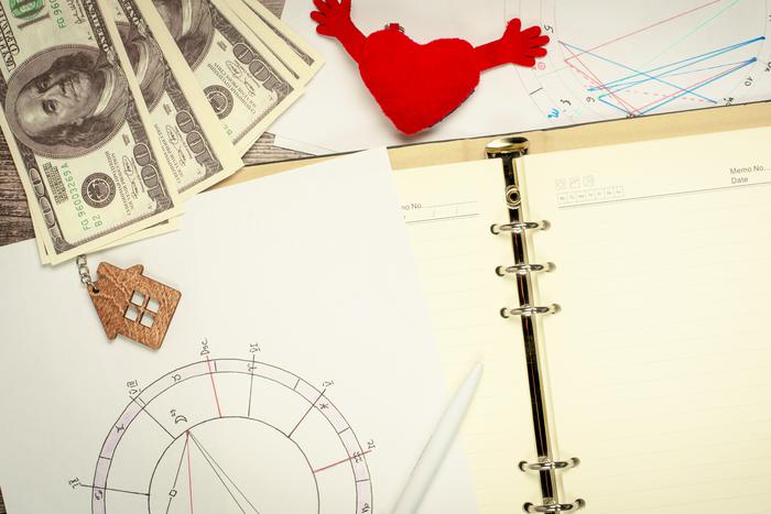 Денежный Новый год: кто из знаков зодиака разбогатеет в декабре