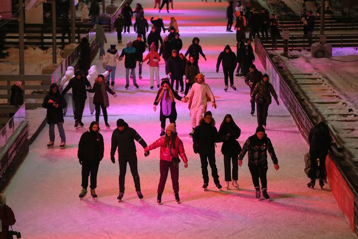 Рассказываем о лучших катках столицы, где можно кататься, танцевать и любоваться городом