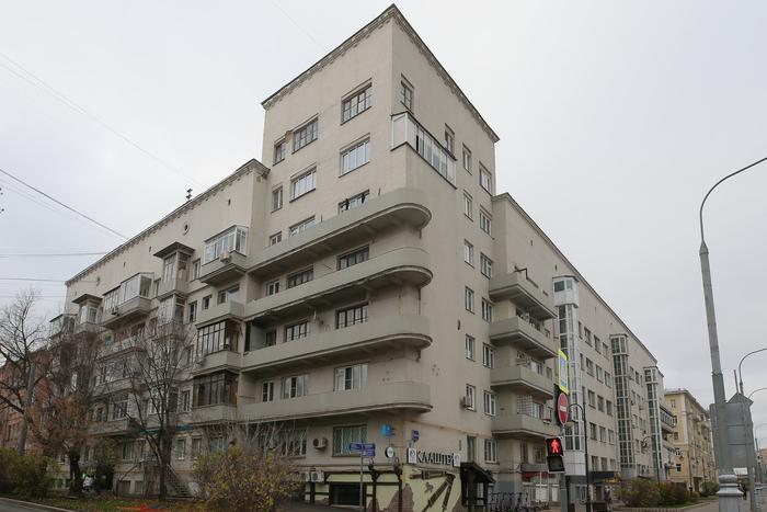 Сюда приносят живые цветы в память об убитых. Чем выделяется младший брат легендарного Дома на набережной