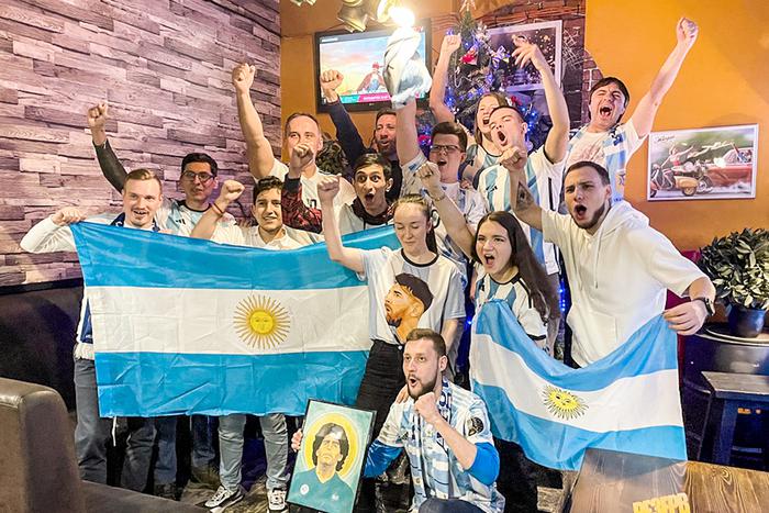 Фанаты Аргентины устроили жару в Москве: срывали глотки за Месси и целовали икону Марадоны