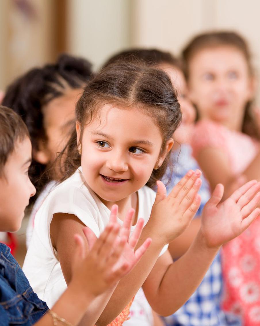 Какие семьи с детьми до трёх лет теперь могут рассчитывать на дополнительное пособие