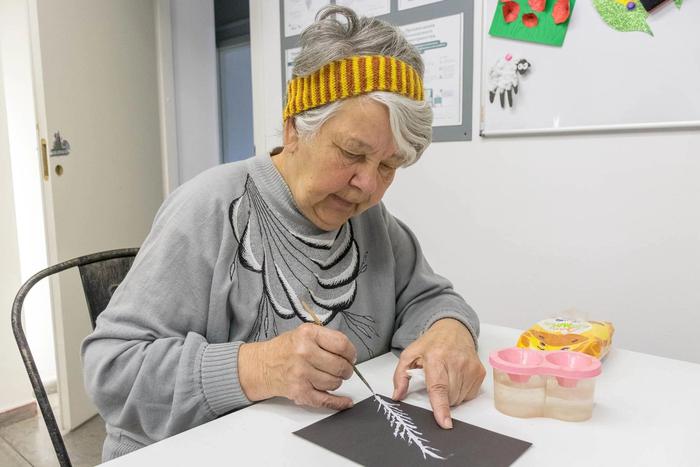 Картины, написанные людьми с деменцией, продают на аукционе, чтобы спасти уникальный "детский сад" для пожилых