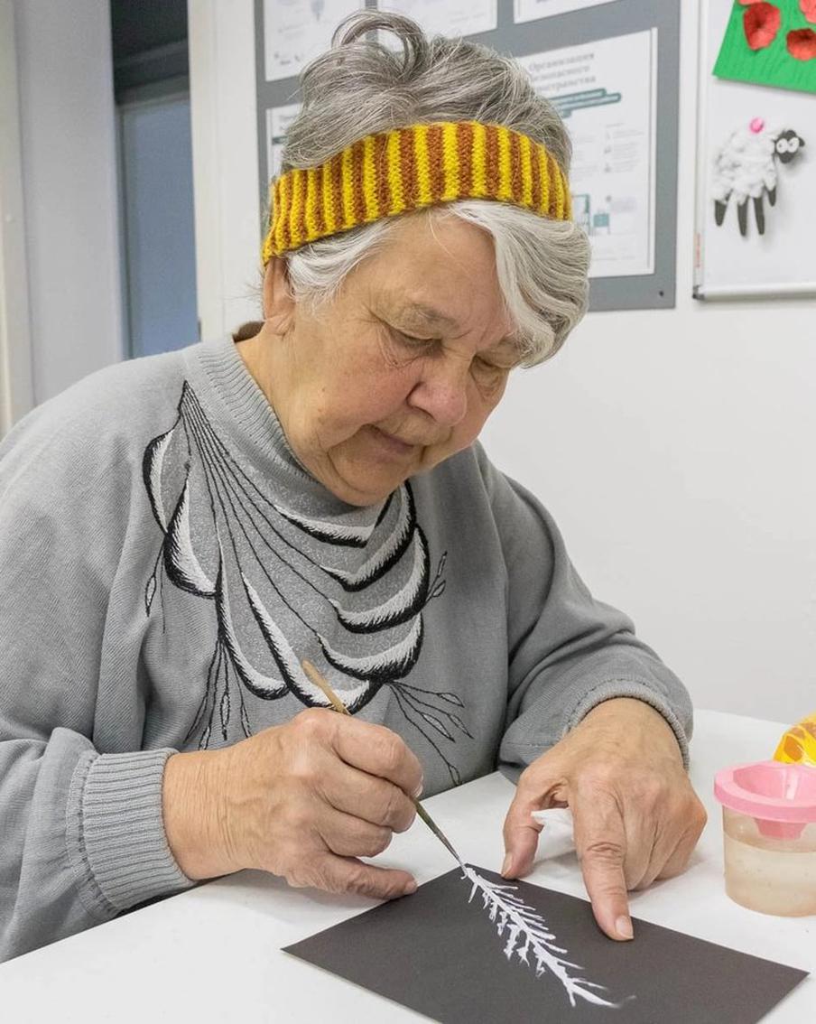 Картины, написанные людьми с деменцией, продают на аукционе, чтобы спасти уникальный "детский сад" для пожилых