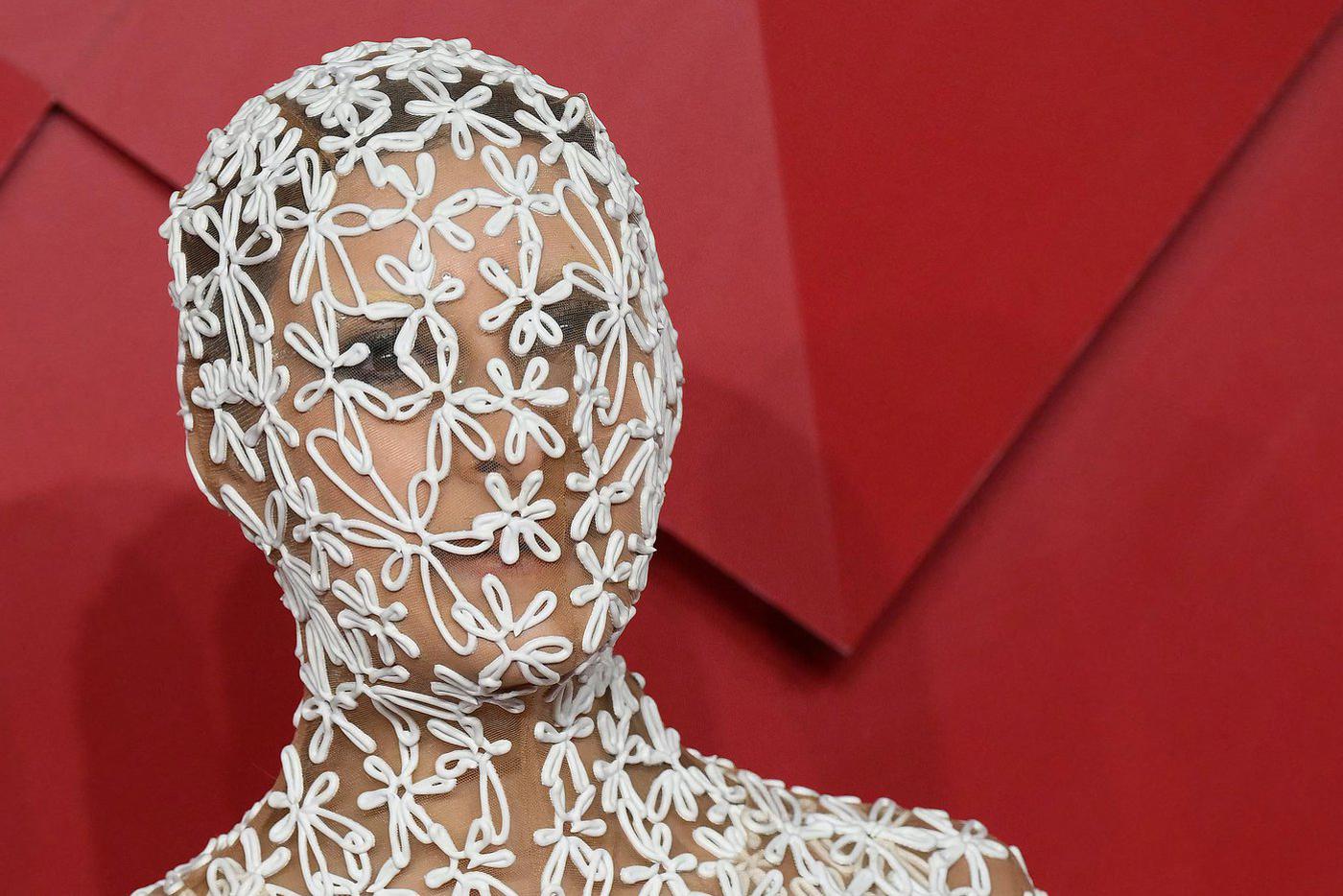 Визажист Ханна Мартин.