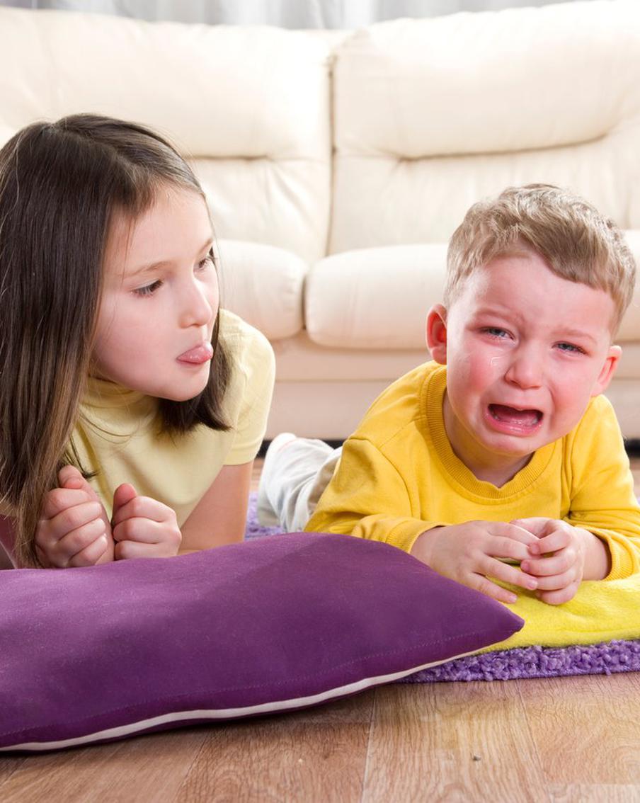 Когда родители доверяют младшего ребёнка старшему. Травмы такого воспитания и их последствия во взрослой жизни