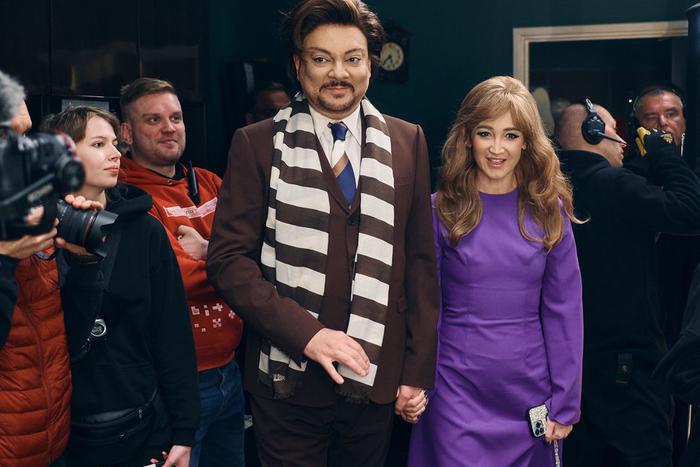 "СамоИрония судьбы!": кто есть кто в новогодней пародии по следам советской классики