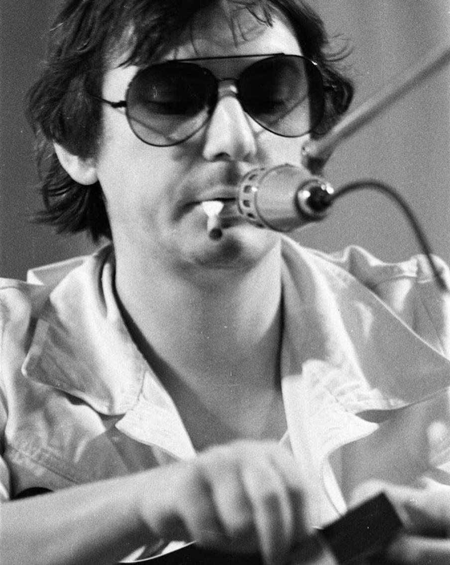 "Майк Науменко из приятеля превратился для меня в рок-звезду. Вот так, без всякого перехода, сразу, с первой же услышанной в его исполнении песни. И остаётся таковой до сих пор, хотя четверть века играет рок-н-ролл в небесном оркестре".