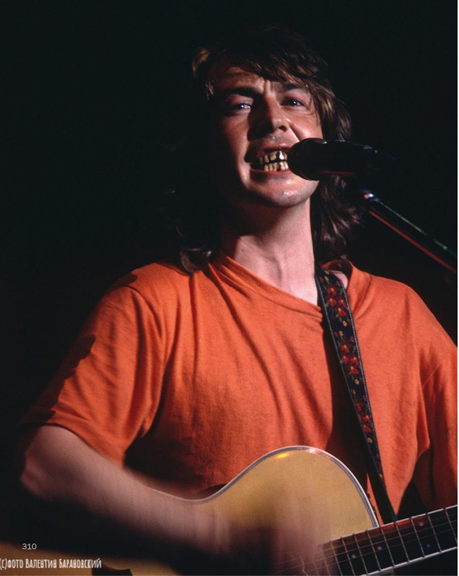 Эта фотография Александра Башлачёва примечательна тем, что сделана во время единственного концерта СашБаша на большой сцене – в Ленинградском дворце молодёжи в 1987 году на фестивале рок-клуба. Тогда ему присудили приз "Надежда", которым обычно удостаивают новичков… 
