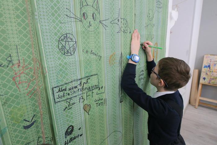 В галерее "Измайлово" детям разрешили рисовать на обоях: репортёр Metro тоже приобщился к безграничному творчеству