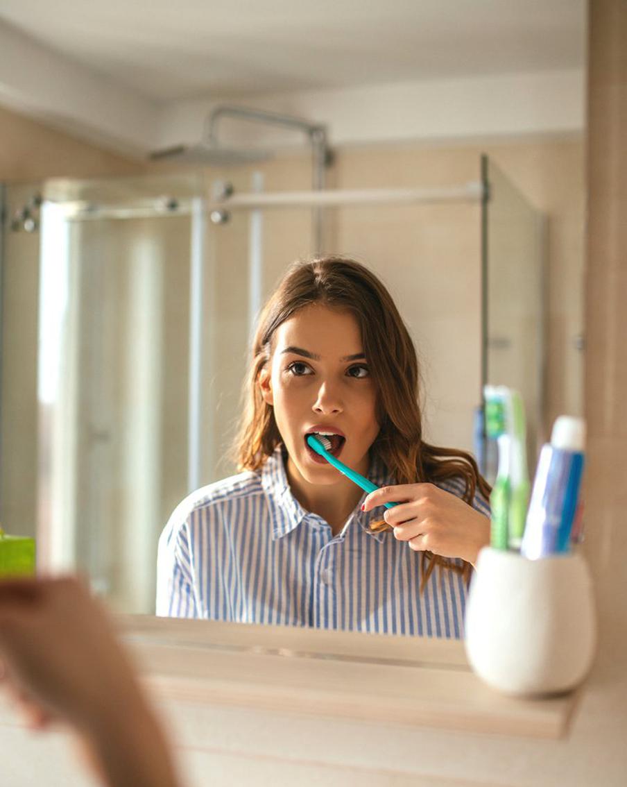 Прозрачные зубы – не просто косметический дефект, но и симптом проблемы, которую нужно решать быстро