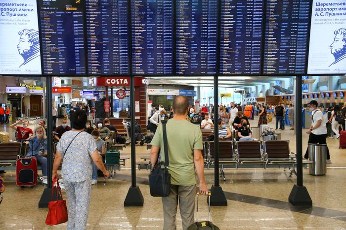 Россиянам объяснили, какими услугами они могут воспользоваться при задержке их рейса