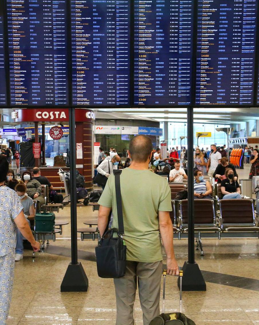Россиянам объяснили, какими услугами они могут воспользоваться при задержке их рейса