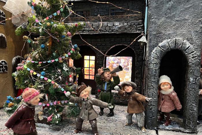 Для тех, кто не хочет становиться взрослым, прошла выставка "Искусство кукол". Более 1000 авторов представили десятки тысяч своих работ