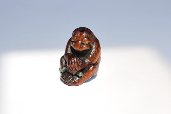 На плодовых косточках можно вырезать всё что угодно – от фигурки кролика до сценок из повседневной жизни