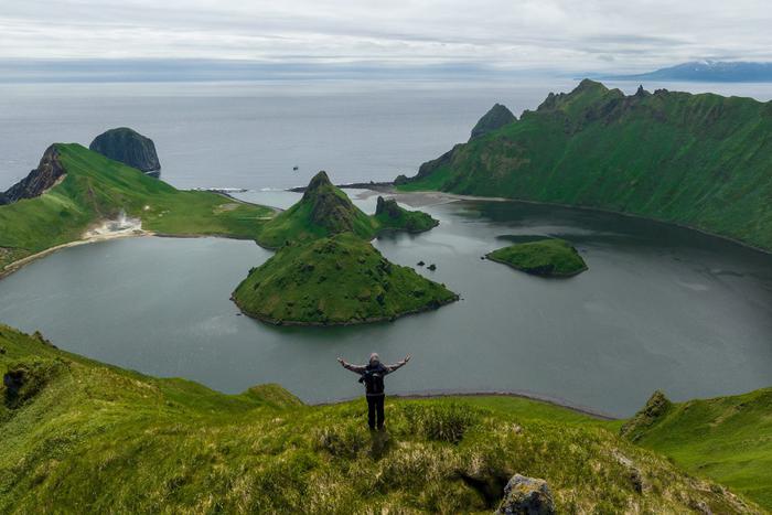 Рассказываем о вейкбордисте, покорившем Курилы, и об основателе первой российской школы сёрфинга