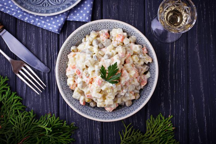 Оливье – главная звезда вечера на каждом новогоднем столе. Предлагаем рецепты, которые позволят сделать этот cалат немного другим